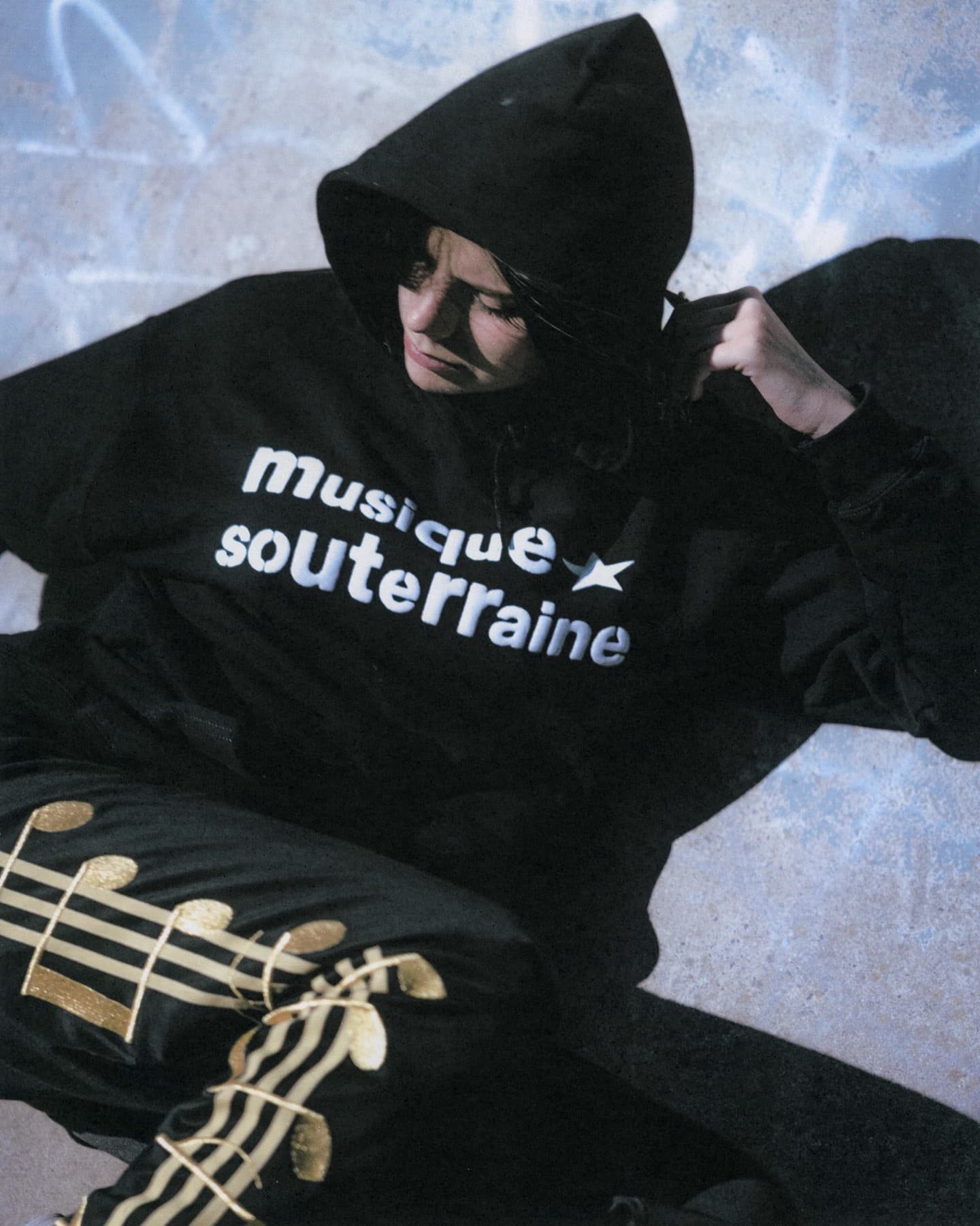 Hoodie noir Musique Souterraine porté