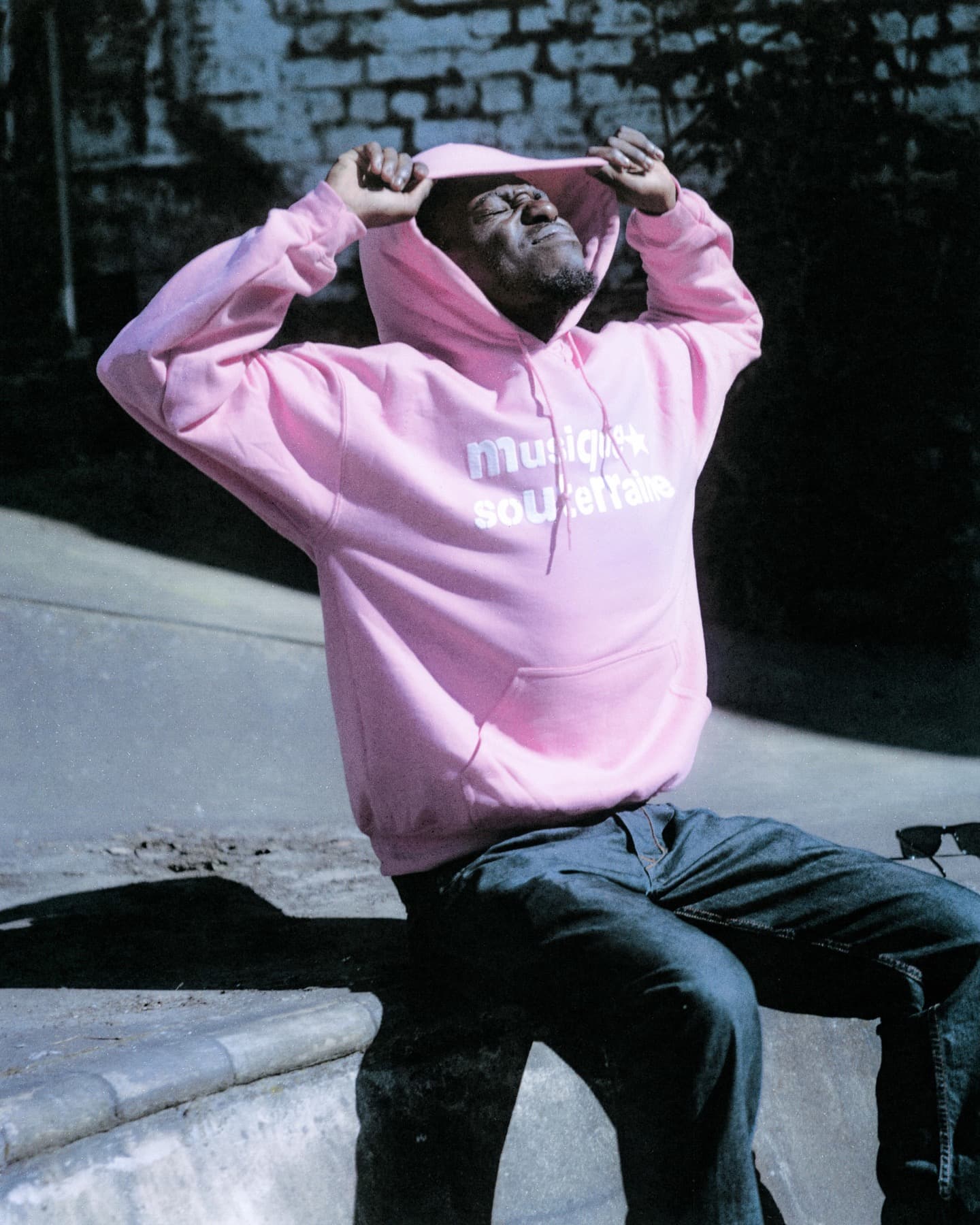 Hoodie rose Musique Souterraine porté